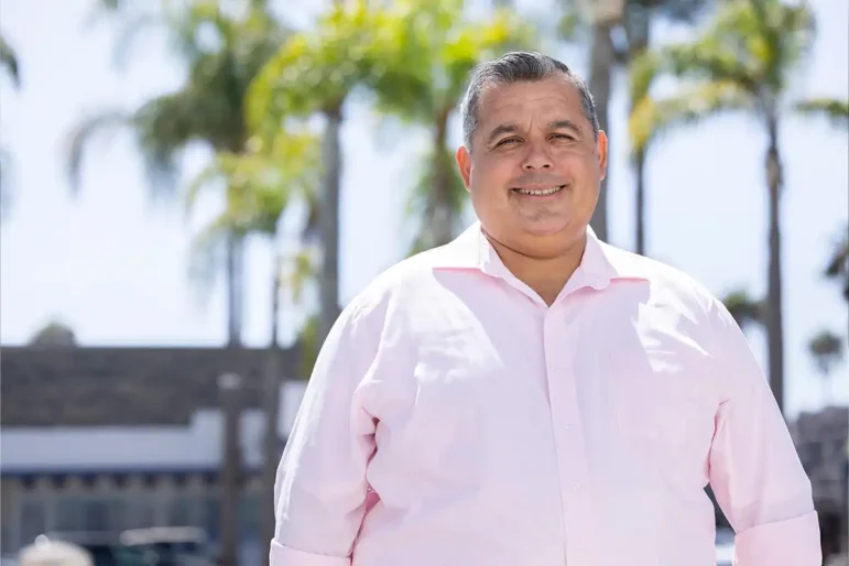 Headshot of Sergio Farias